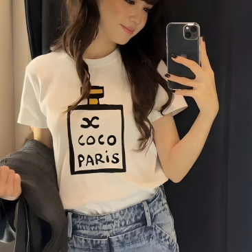 Áo thun trắng họa tiết hãng Chanel Coco