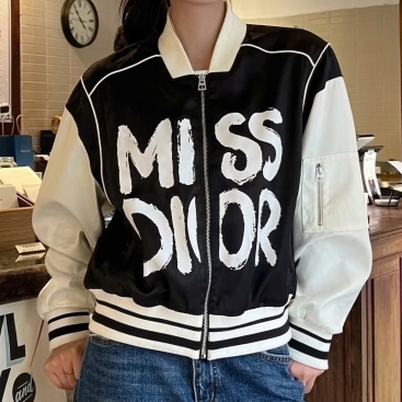 Áo khoác đen phối trắng họa tiết hãng Miss Dior