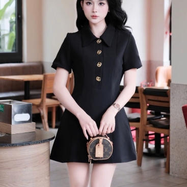 Áo đầm đen nút vàng dáng xòe Gucci