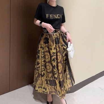 Set áo thun đen trắng tay ngắn váy dáng dài vàng Versace