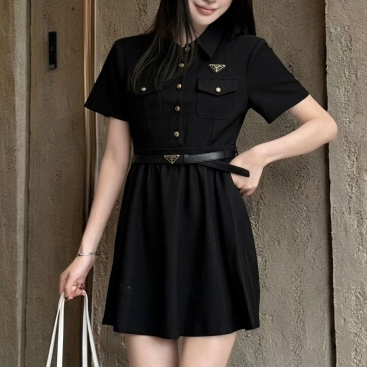 Áo đầm nữ dáng xòe ngắn cổ polo trắng đen kèm thắt lưng đen Prada