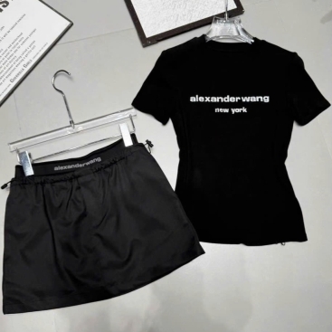 Set váy ngắn lưng thun kèm áo thun Alexander Wang trắng đen