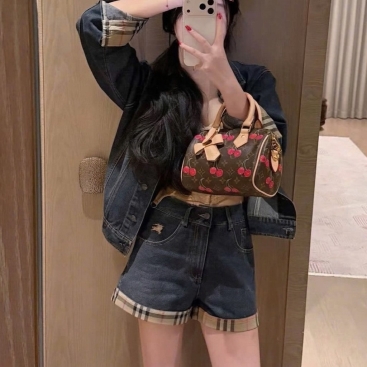 Set áo khoác quần short jean viền họa tiết hãng Burberry