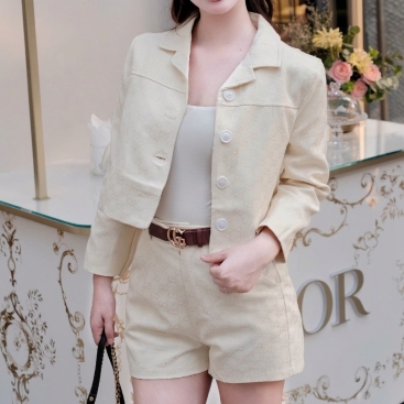 Set áo tay ngắn màu kem quần short kèm thắt lưng đỏ Gucci
