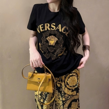 Set áo thun trắng và đen quần lụa dài vàng Versace