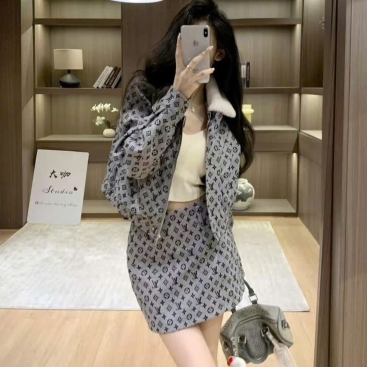 Set áo khoác váy ngắn ôm họa tiết hãng LV