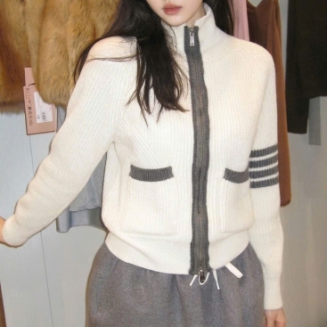 Áo khoác nữ len Thom Browne màu kem phối xám