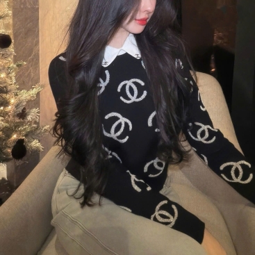 Áo nữ nỉ đen phối cổ polo màu trắng Chanel