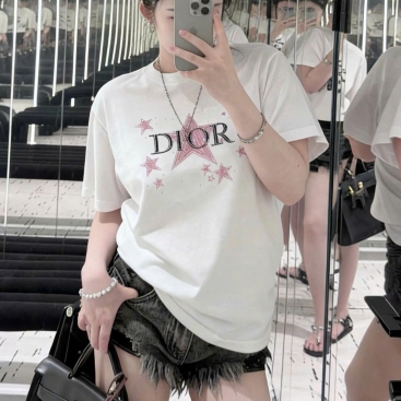 Áo thun trắng họa tiết hồng hãng Dior