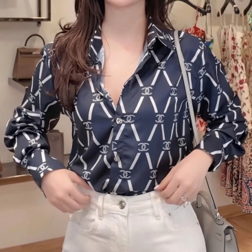 Áo sơ mi xanh dương đậm phối họa tiết logo trắng sọc chéo hãng Chanel
