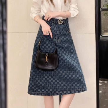 Váy xanh dài kèm thắt lưng Gucci