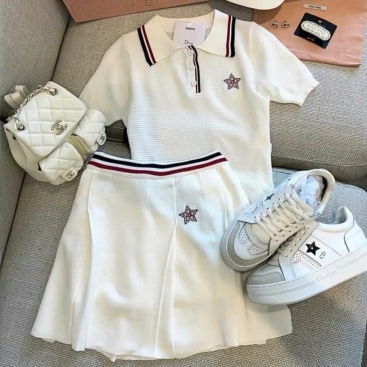 Set áo thun váy xếp ly xòe màu trắng Dior