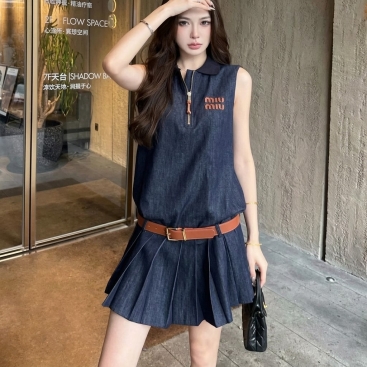 Đầm sát nách jean đậm kèm thắt lưng nâu Miu Miu