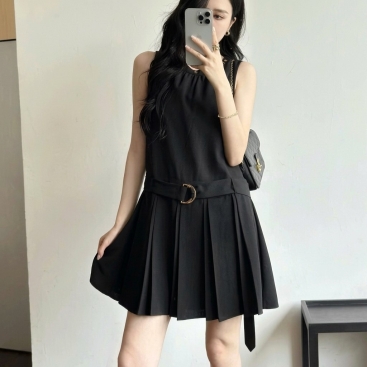 Đầm đen kèm thắt lưng vải cùng màu LV