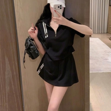 Set áo quần thun trắng và đen Prada