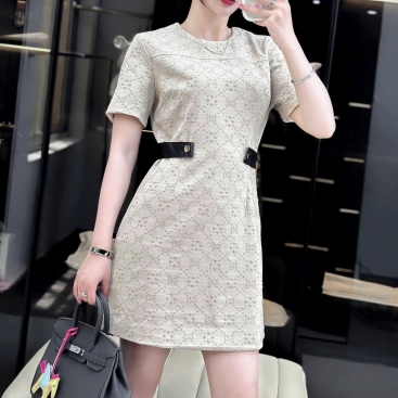 Áo đầm Gucci màu kem phối đen thắt lưng dáng công sở