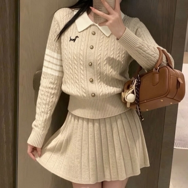 Set áo phối cổ sơ mi váy xếp ly len Thom Browne