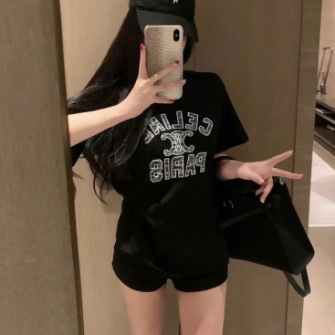 Áo thun trắng và đen họa tiết hãng Celine