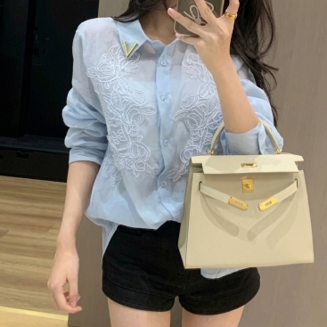 Áo sơ mi phối ren xanh dương và trắng Valentino
