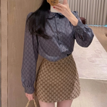 Set áo sơ mi xám lụa tay dài váy ngắn nâu Gucci