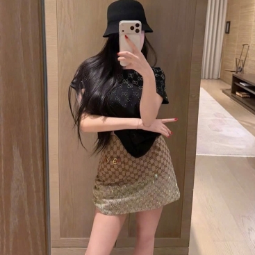Set áo tay ngắn đen trắng váy nâu ngắn đính đá Gucci